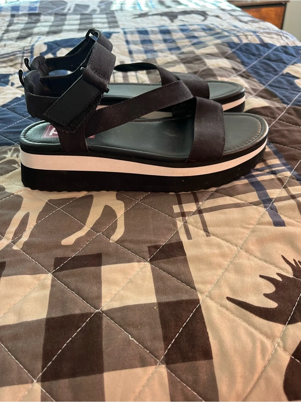 NWOT CUTE POP SANDALS SIZE 8